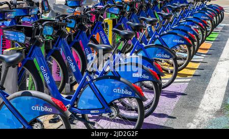 NEW YORK, NY, USA - 9. JUNI 2022: Citibike Station am West Broadway und Franklin Street Street Stockfoto