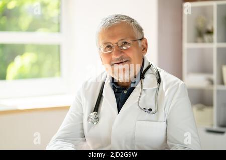 Porträt Von Glücklichen Reifen Arzt In Der Klinik Stockfoto
