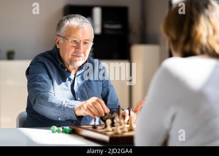 Ältere Ältere Ältere Spieler Spielen Schach Tisch Brettspiel Stockfoto