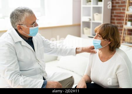 Arzt Im Gespräch Mit Älteren Patienten Zu Hause Stockfoto