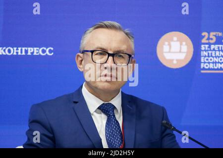 Nikolay Korchunov, Botschafter des Außenministeriums der Russischen Föderation bei der Sitzung Wissenschaft und strategische Lösungen in der Arktis im Rahmen des St. Petersburger Internationalen Wirtschaftsforums 2022 (SPIEF 2022). (Foto von Maksim Konstantinov / SOPA Image/Sipa USA) Stockfoto