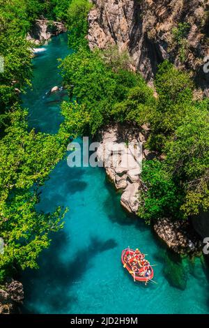 Antalya, Türkei - 25. August 2020: Wunderschöne Flusslandschaft vom Koprulu Canyon Nationalpark in Manavgat, Rafting Tourismus. Koprucay River. Stockfoto