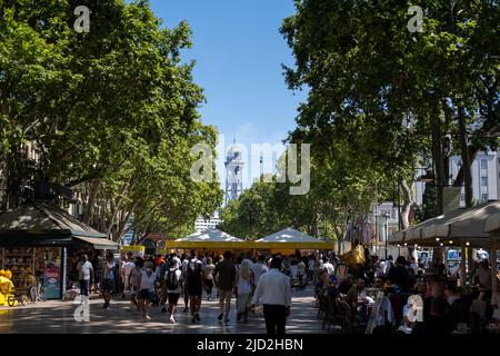 Ein Blick auf die Rambla in Barcelona, Spanien. Stockfoto