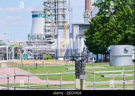 17. Juni 2022, Brandenburg, Schwedt/oder: Die PCK-Raffinerie in Schwedt. Die Bundesregierung gibt der PCK-Raffinerie in Schwedt, Brandenburg, eine Produktionsgarantie für die nächsten Jahre. Die Raffinerie produziert derzeit mit russischem Öl aus der 'Druzhba'-Pipeline. Im Rahmen des Ölembargos der Europäischen Union gegen Russland will die deutsche Regierung jedoch darauf verzichten und sucht nach Alternativen für die Produktion in Schwedt. Foto: Annette Riedl/dpa Stockfoto