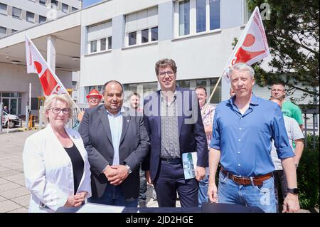 17. Juni 2022, Brandenburg, Schwedt/oder: Simona Schadow (l-r), Betriebsratsvorsitzende, Anis Ben-Rhouma, Gewerkschaftssekretär IG BCE, Michael Kellner (Bündnis 90/ die Grünen), Staatssekretär im Bundesministerium für Wirtschaft und Boris Loew, Gewerkschaftssekretär, stehen vor der PCK-Raffinerie in Schwedt. Die Bundesregierung hat der PCK-Raffinerie in Schwedt, Brandenburg, eine Produktionsgarantie für die nächsten Jahre gegeben. Die Raffinerie produziert derzeit mit russischem Öl aus der 'Druzhba'-Pipeline. Im Rahmen des Ölembargos der Europäischen Union gegen Russland, der Germa Stockfoto