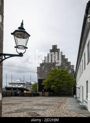 Im Inneren der Festung Bergenhus, erbaut im Jahre 1500s. Gelegen im Hafen von Bergen, Norwegen. Blick in Richtung Haakons Hall. Passagierschiff Havila Capell Stockfoto