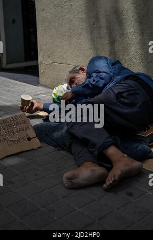 Ein Obdachloser auf der Straße in Barcelona, Spanien. Stockfoto