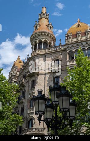 Ein elegantes Gebäude in der Nähe der Placa de Catalunya in Barcelona, Spanien. Stockfoto