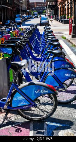 NEW YORK, NY, USA - 9. JUNI 2022: Citibike Station am West Broadway und Franklin Street Street Stockfoto