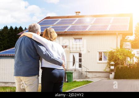 Ansicht der Rückseite des Senior Paar steht vor Ihrem Haus Stockfoto