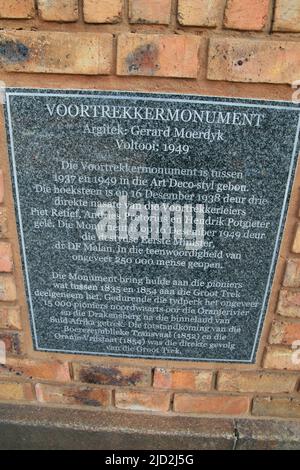 Gedenktafel in Afrikaans mit Details der Zeit gebaut und Architekt des Voortrekker Monument Museum, Pretoria/Tshwane, Gauteng, Südafrika Stockfoto