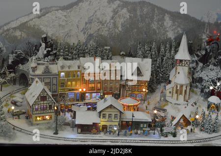 Kleinstadt in Winterlandschaft. Modellbaumesse in Bad Salzuflen 2022 Stockfoto