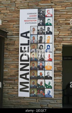 Mandela-Plakat am Eingang des Apartheid-Museums, Johannesburg, Gauteng, Südafrika. Stockfoto