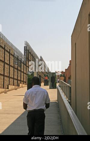 Ausstellung von Spiegeln innerhalb der Wand des Apartheid Museums im Freien, Johannesburg, Gauteng, Südafrika. Stockfoto