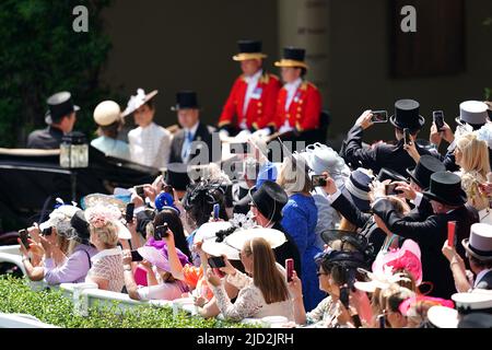 Rennfahrer fotografieren, während der Herzog von Cambridge und die Herzogin von Cambridge am vierten Tag von Royal Ascot auf der Pferderennbahn Ascot vorbeifahren. Bilddatum: Freitag, 17. Juni 2022. Stockfoto