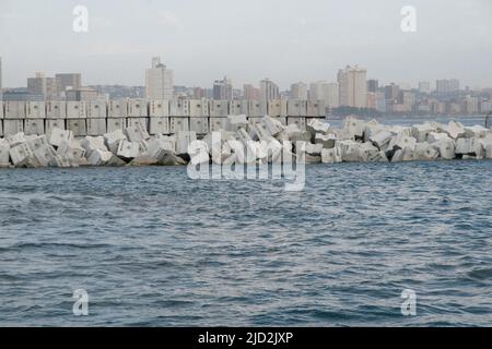 Hochwasserschutzmauer Dolosse am Eingang des Hafens von Durban, KwaZulu Natal, Südafrika. Stockfoto