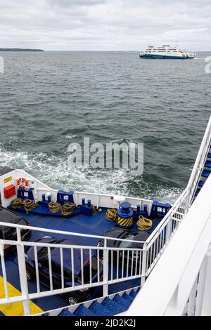 Außenansicht von einer Fähre der Isle of White mit Blick auf eine andere Fähre, zeigt einen Teil des Autodecks mit Ankerwinde, Pollern und Seilen Stockfoto