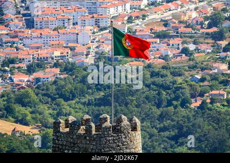 Flagge Portugals auf der Burg von Sintra mit Blick auf die Stadt Lissabon. Stockfoto