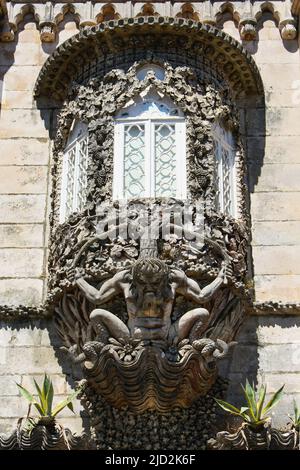 Kunstvolle Fensterdetails im Palast von Sintra Portugal. Stockfoto