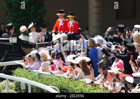 Rennfahrer fotografieren, während der Herzog von Cambridge und die Herzogin von Cambridge am vierten Tag von Royal Ascot auf der Pferderennbahn Ascot vorbeifahren. Bilddatum: Freitag, 17. Juni 2022. Stockfoto