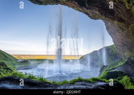 Wandern hinter dem Seljalandsfoss Wasserfall im Sommer, Island Stockfoto