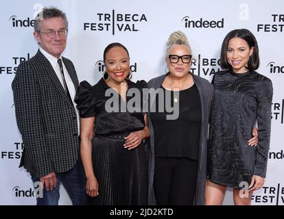 New York, NY, USA. 16.. Juni 2022. Caldecot 'Cotty' Chubb, Lynn Whitfield, Kasi Lemmons, Jurnee Smollett bei der Ankunft für EVE'S BAYOU 25. Anniversary Screening beim Tribeca Festival 21., SVA (School for the Visual Arts) Theatre, New York, NY, 16. Juni 2022. Kredit: J. Lingo/Everett Collection/Alamy Live Nachrichten Stockfoto