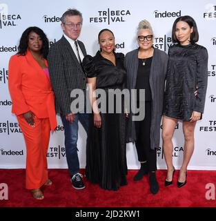New York, NY, USA. 16.. Juni 2022. Torell Shavone Taylor, Caldecot 'Cotty' Chubb, Lynn Whitfield, Kasi Lemmons, Jurnee Smollett bei der Ankunft für EVE'S BAYOU 25. Anniversary Screening beim Tribeca Festival 21., SVA (School for the Visual Arts) Theater, New York, NY 16. Juni 2022. Kredit: J. Lingo/Everett Collection/Alamy Live Nachrichten Stockfoto