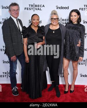 New York, NY, USA. 16.. Juni 2022. Caldecot 'Cotty' Chubb, Lynn Whitfield, Kasi Lemmons, Jurnee Smollett bei der Ankunft für EVE'S BAYOU 25. Anniversary Screening beim Tribeca Festival 21., SVA (School for the Visual Arts) Theatre, New York, NY, 16. Juni 2022. Kredit: J. Lingo/Everett Collection/Alamy Live Nachrichten Stockfoto