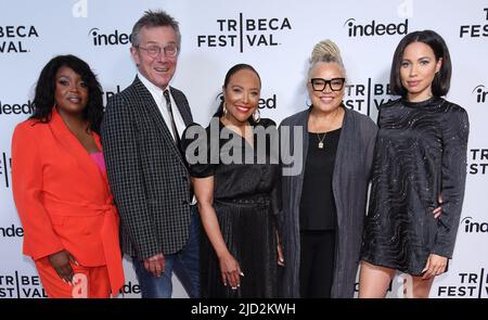 New York, NY, USA. 16.. Juni 2022. Torell Shavone Taylor, Caldecot 'Cotty' Chubb, Lynn Whitfield, Kasi Lemmons, Jurnee Smollett bei der Ankunft für EVE'S BAYOU 25. Anniversary Screening beim Tribeca Festival 21., SVA (School for the Visual Arts) Theater, New York, NY 16. Juni 2022. Kredit: J. Lingo/Everett Collection/Alamy Live Nachrichten Stockfoto