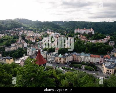 Karlsbad oder Karlsbad Stadtbild in Westböhmen, Tschechien mit Mayer's Gloriet, von Jeleni Skok aus gesehen Stockfoto