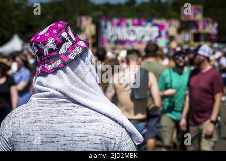 Landgraaf, Belgien. 17.. Juni 2022. 2022-06-17 14:23:27 LANDGRAAF - Festival-Besucher während des ersten Tages des Pinkpop Musikfestivals. ANP MARCEL VAN HOORN netherlands Out - belgium Out Credit: ANP/Alamy Live News Stockfoto