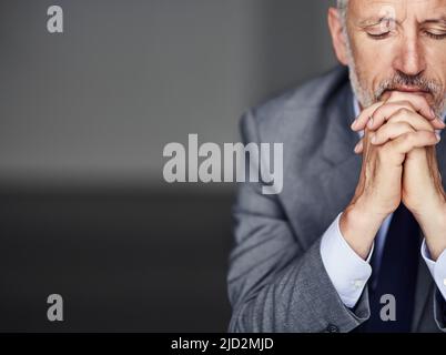 Er denkt immer, bevor er handelt. Eine kurze Aufnahme eines reifen Geschäftsmannes, der in seinem Büro nachdenklich aussieht. Stockfoto