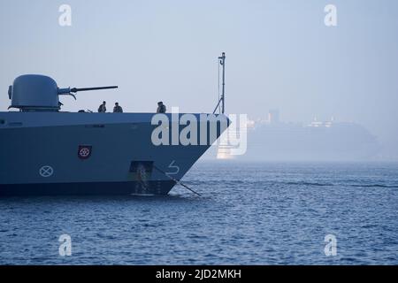 17. Juni 2022, Schleswig-Holstein, Kiel: Die deutsche Korvette 'Erfurt' vom Typ K130 wird während des Baltic Operations (BALTOPS)-Manövers auf der Ostsee in die Kieler Förde geführt. Seit Juni 5 haben 45 Schiffe und Boote, 75 Flugzeuge und etwa 7.000 Soldaten aus 14 NATO-Ländern sowie Finnland und Schweden an der Übung teilgenommen, so die Marine. Das von der US-Marine angeführte Manöver wird seit 1972 jährlich abgehalten, dieses Jahr zum 51.. Mal. Foto: Marcus Brandt/dpa Stockfoto