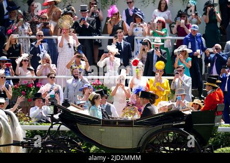 Rennfahrer fotografieren, während der Herzog von Cambridge und die Herzogin von Cambridge am vierten Tag von Royal Ascot auf der Pferderennbahn Ascot vorbeifahren. Bilddatum: Freitag, 17. Juni 2022. Stockfoto