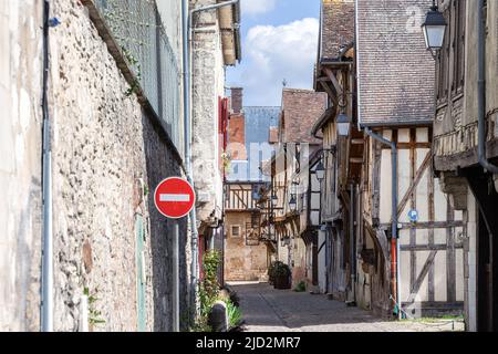 TROYES, FRANKREICH - 10.. APRIL 2022: Fachwerkhäuser in einer gepflasterten Straße Stockfoto