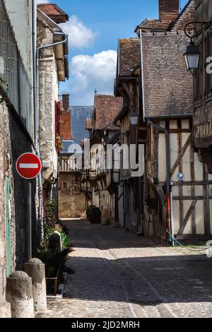 TROYES, FRANKREICH - 10.. APRIL 2022: Fachwerkhäuser in einer gepflasterten Straße Stockfoto