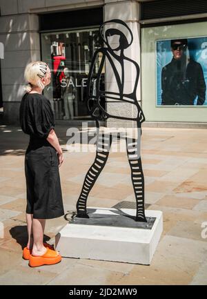 London, Großbritannien. 17.. Juni 2022. Der Künstler Roman Lokati präsentiert den Chelsea-Look, Mary Quant.The Royal Borough of Kensington Chelsea, fünfter jährlicher Public Art Trail. West London wird mit lebendiger und immersiver öffentlicher Kunst zum Leben erweckt, die für alle während des Sommers kostenlos zu genießen ist. Der Public Art Trail, der am 18. Juni eröffnet wird, zeigt erstklassige Skulpturen, Installationen und Ausstellungen im gesamten Bezirk. Quelle: Paul Quezada-Neiman/Alamy Live News Stockfoto