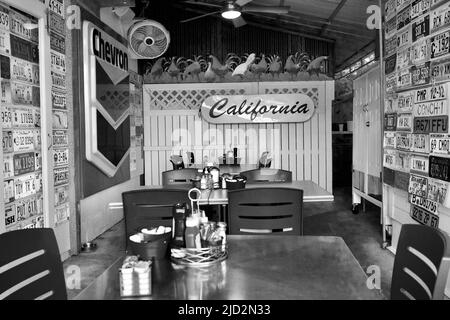 Abendessen in der Altstadt von Key West, FL, USA mit kalifornischem Schild. Keine Personen. Stockfoto