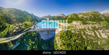 Wasserdamm und Stausee Panoramablick auf Französisch Alpen Berge erzeugen Wasserkraft. Geringer CO2-Fußabdruck, dekarbonisierenden, erneuerbaren Enen Stockfoto