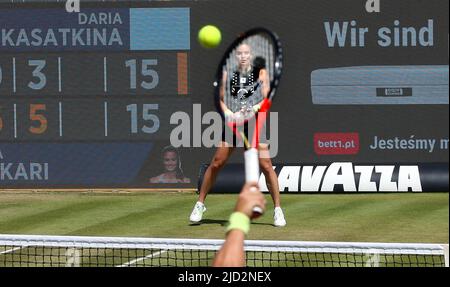 Berlin, Deutschland. 17.. Juni 2022. Tennis: WTA Tour, Viertelfinale, Singles, Frauen, Wettbewerb, Kasatkina (aus Russland) - Sakkari (Griechenland) im Steffi Graf Stadion. Maria Sakkari erwartet den Serve. Quelle: Wolfgang Kumm/dpa/Alamy Live News Stockfoto