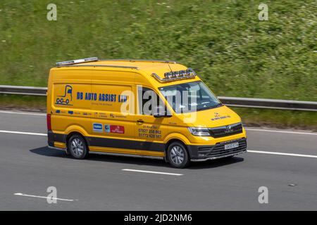 DB Auto Assist Ltd mobiler Service für alle leichten und schweren Nutzfahrzeuge. 2021-MANN-Kastenwagen TGE 3,180 180 mit Verpolungswagen; Fahrt auf der Autobahn M6, Manchester, Großbritannien Stockfoto