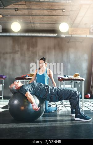 In jeder Phase des Lebens fit bleiben. Aufnahme eines älteren Mannes, der mit seinem Physiotherapeuten arbeitet. Stockfoto