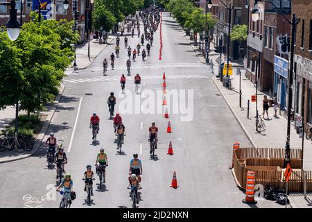 Montreal, Kanada - 4. Juni 2022: Viele Radfahrer nehmen an der Tour de l’Île de Montréal 2022 Teil Stockfoto