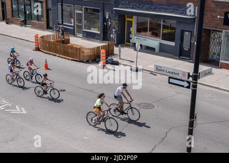 Montreal, Kanada - 4. Juni 2022: Viele Radfahrer nehmen an der Tour de l’Île de Montréal 2022 Teil Stockfoto