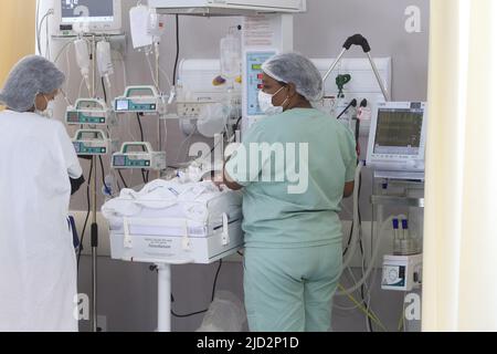 ilheus, bahia, brasilien - 24. Mai 2022: Medizinische Fachkraft mit einem Kind, das auf der neonatalen Intensivstation eines öffentlichen Entbindungskrankenhauses in der Stadt bahia stationiert ist Stockfoto