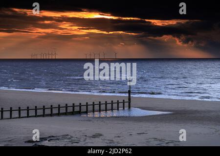 Sonnenuntergang über dem Strand Rhyl an der Küste von Nordwales Stockfoto