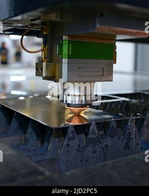 Lasermaschine schneidet Blech, Funken kommen. Stockfoto