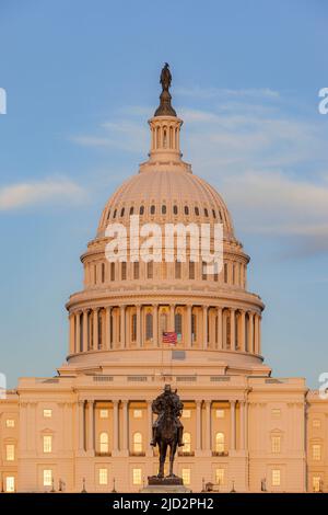 Abendsonne auf der Kuppel des US Capitol und Statue von Ulysses S. Grant, Washington DC, USA Stockfoto