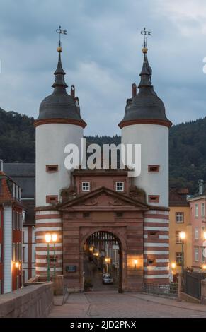 Heidelberger Alte Brückentürme am frühen Morgen Stockfoto