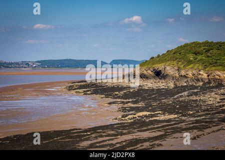 Middle Hope Beach am Sand Point am Bristol Channel bei Ebbe mit Clevedon im Hintergrund, Somerset, England Stockfoto